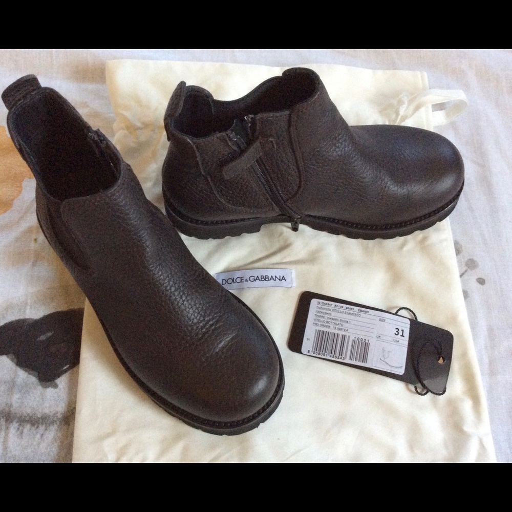 Dolce & Gabbana Boots size 31 dust bag. Tronchetto Vitelli Stampato
100% Vitello